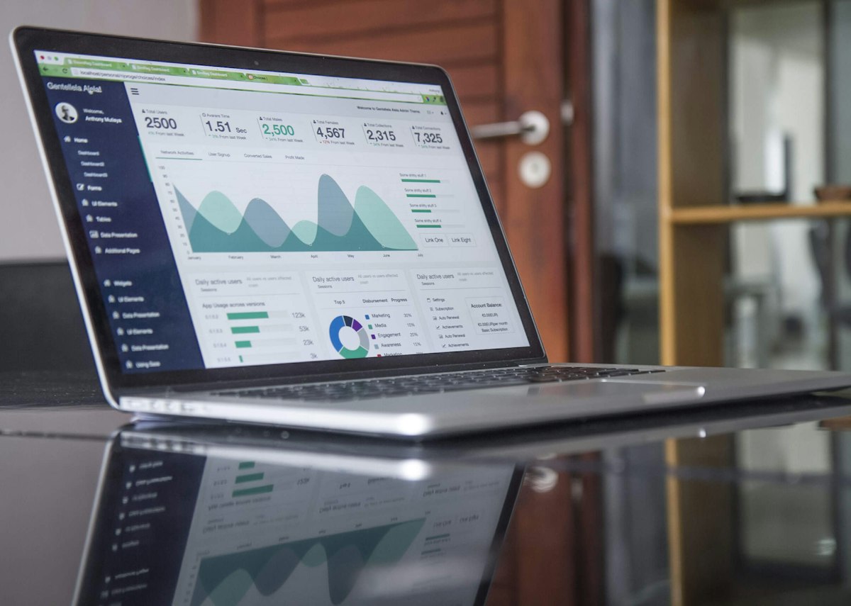 Analytics-Dashboard mit Kennzahlen — illustrativ für Modelloutputs