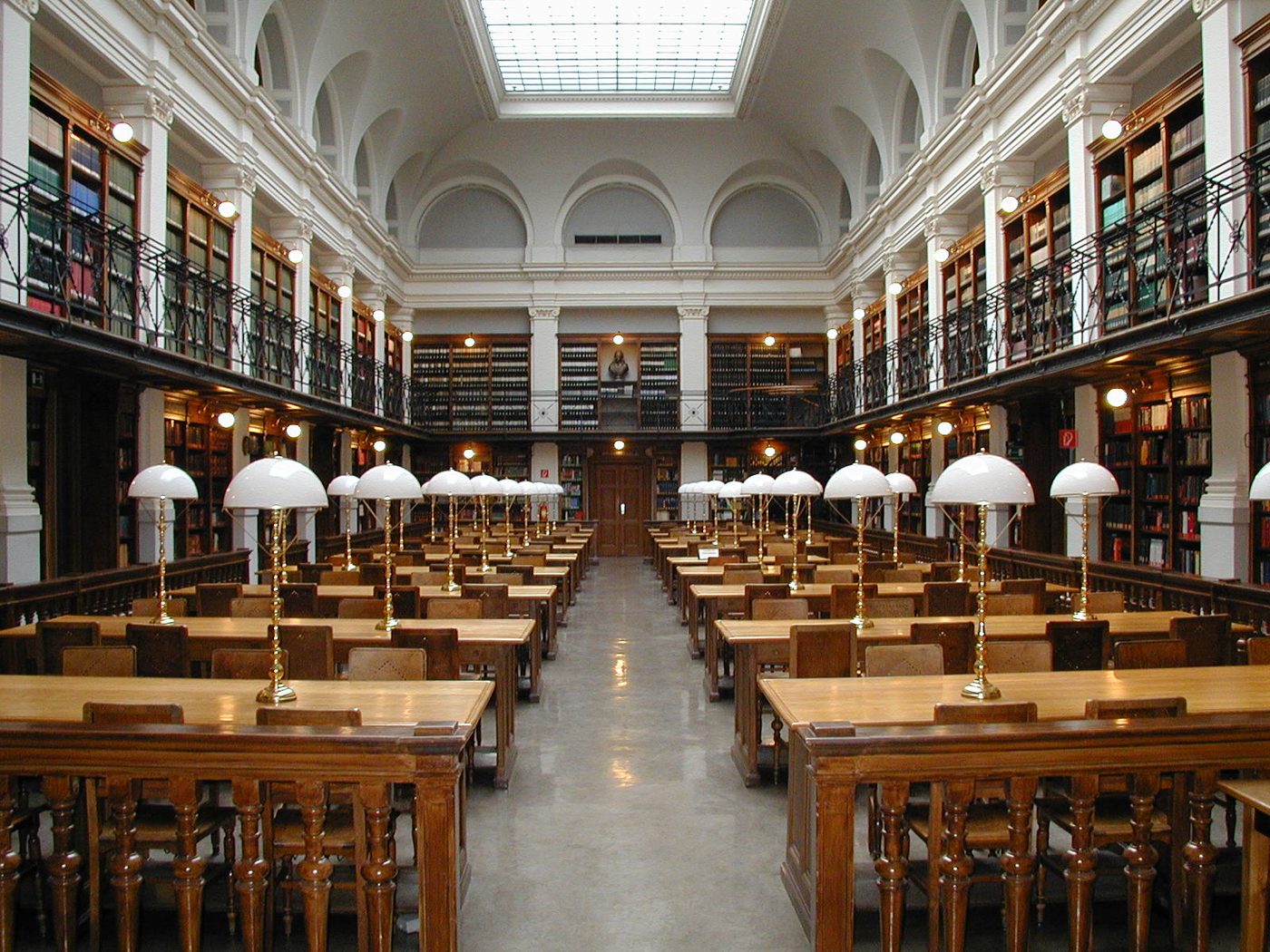 Lesesaal einer Universitätsbibliothek — Lernumgebung für eigenständiges Studium